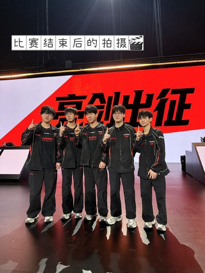 JDG分享照片回顾三月：四月继续，一起往更远的地方走