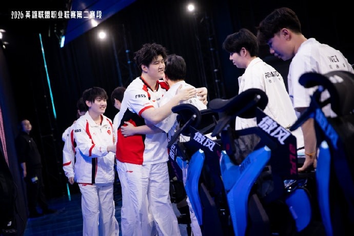 LPL发布TES赛后返图：一往无前，恭喜TES豪取五连胜！